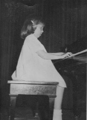 picture of jen jolls playing the piano at age 5